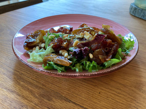 Rezept: Salat mit frischen Datteln und karamellisierten (roten) Zwiebeln