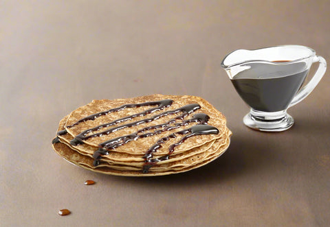 Dattelsirup auf Pfannkuchen